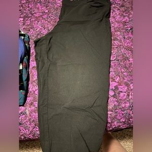 Black pull on capris